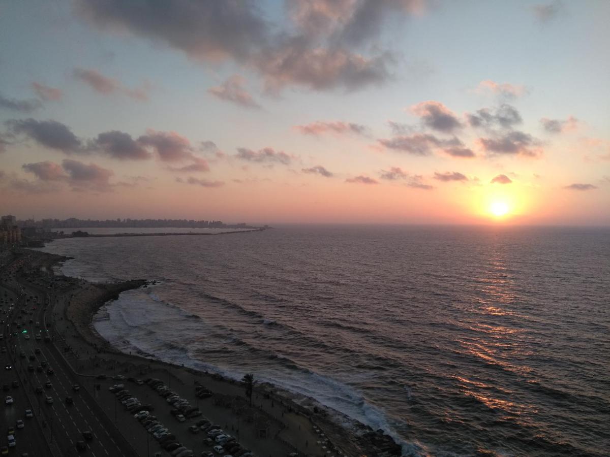 Alex Sea View Apartment - Families Only อเล็กซานเดรีย ภายนอก รูปภาพ